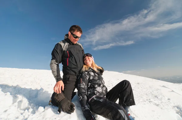 Casal desfrutando de sol topo da montanha — Fotografia de Stock