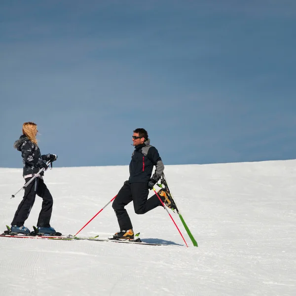 Couple debout dans le paysage de montagne — Photo