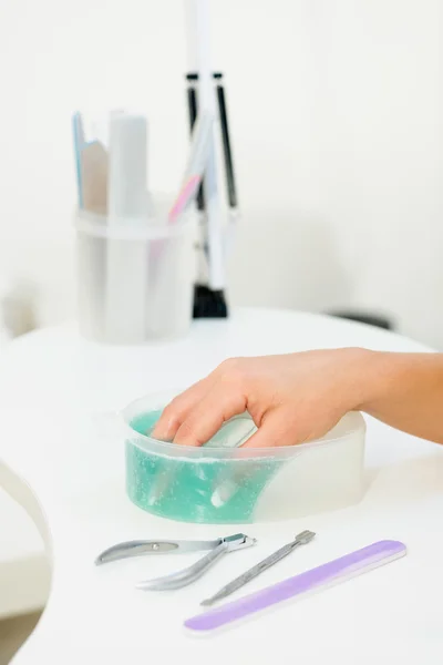 Remojar las uñas en un recipiente de baño —  Fotos de Stock