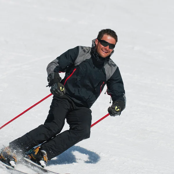 Oyma kayakçı ile taze kar açmak — Stok fotoğraf