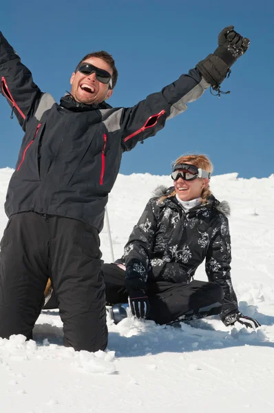 Pasangan ceria di atas salju — Stok Foto
