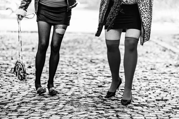 Проститутки, идущие по улице — стоковое фото