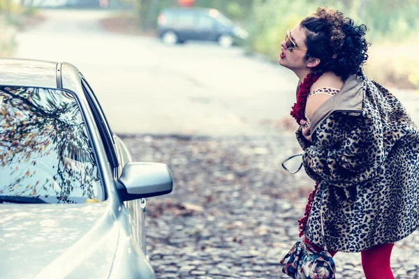 Prostituta conversando com motorista de carro — Fotografia de Stock