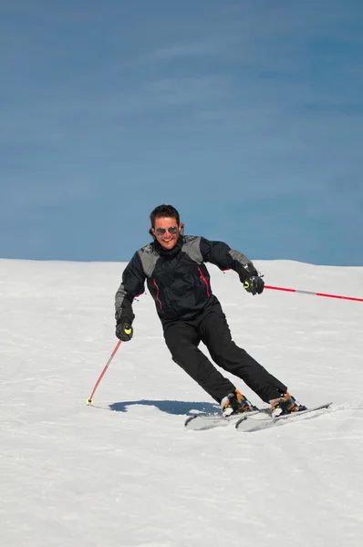 Ο άνθρωπος σκι στην πλαγιά — Φωτογραφία Αρχείου