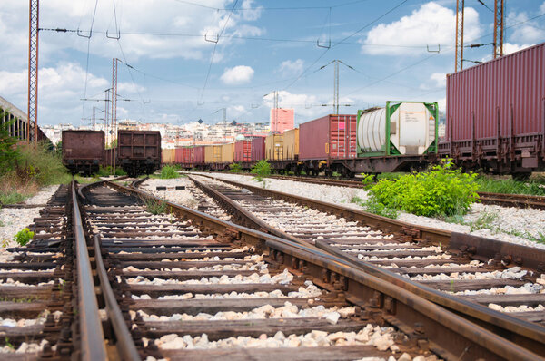 Железнодорожные пути с грузовыми поездами
