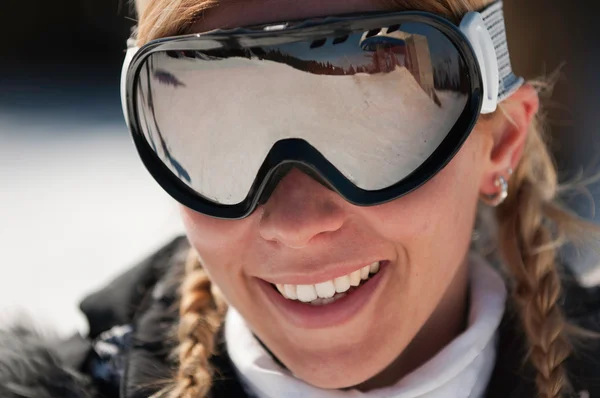 Gelukkige vrouw in ski-masker — Stockfoto