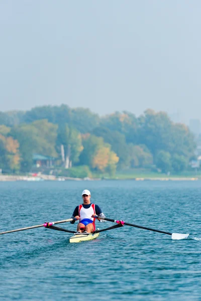 Athlete rowing single scull — Stock Photo, Image