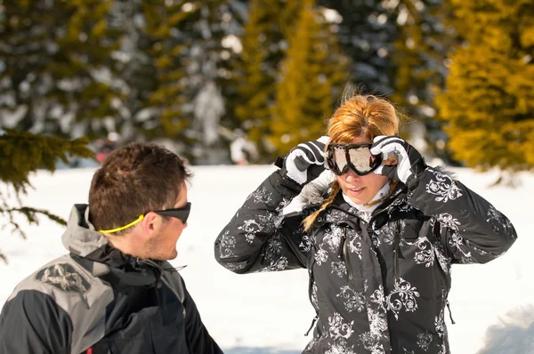 Jeune couple jouant sur la neige — Photo