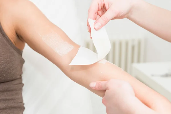 Arm waxen procedure — Stockfoto