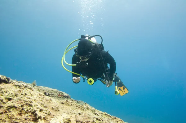 Immersione subacquea esplorando la barriera corallina — Foto Stock