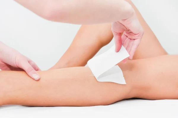 Epilation des jambes au centre de beauté — Photo