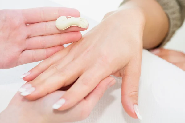 Crema per le mani processo di applicazione — Foto Stock