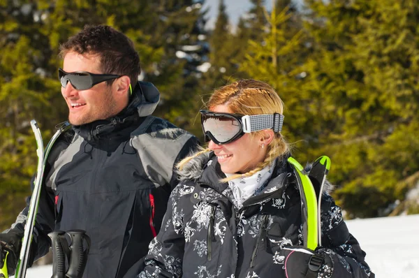 Пара стоящих с лыжами на горе — стоковое фото