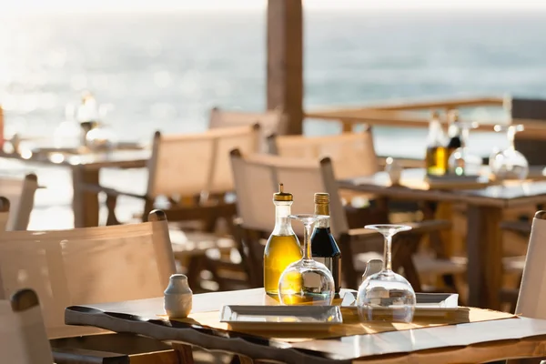 Cenário de mesa no restaurante à beira-mar — Fotografia de Stock