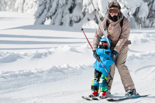 Wanita dan anak kecil di lift ski — Stok Foto