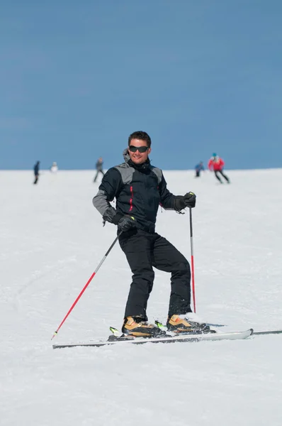 Skier on ski slope — Stock Photo, Image
