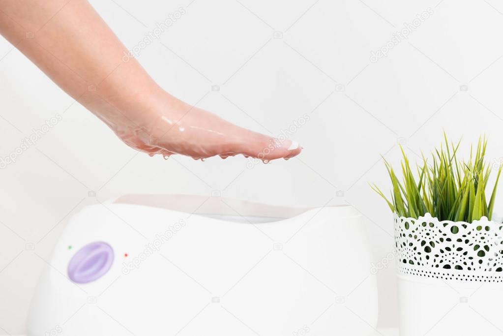 Hand treatment in paraffin bath