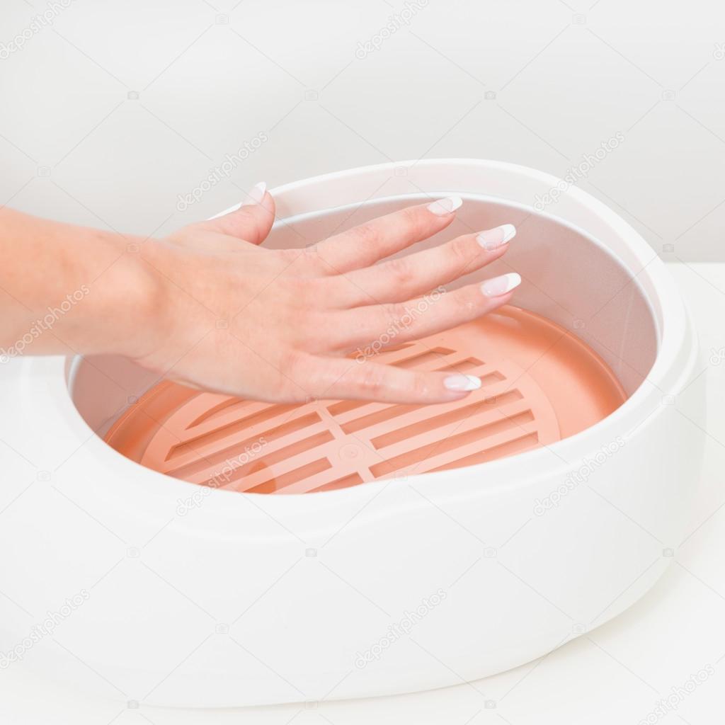 Hand treatment in paraffin bath