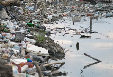 kirli nehir plastik atık ile.