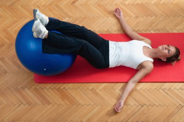 kadın egzersiz topu mindere döşeme ile