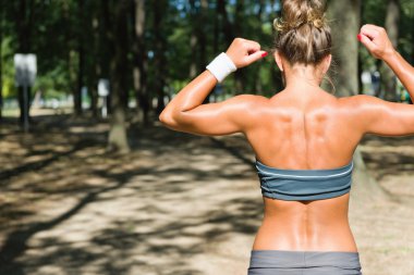 çekici bir genç kadın egzersiz