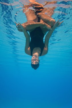 Yüzme havuzunda yoga yaparken kadın