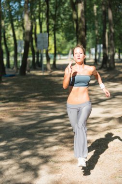 genç kadın çalışan