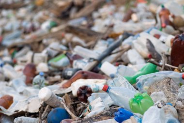 Plastik şişe dökümü