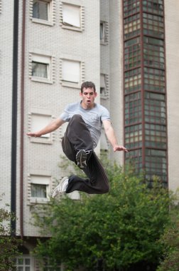 Parkour runner yüksek atlama