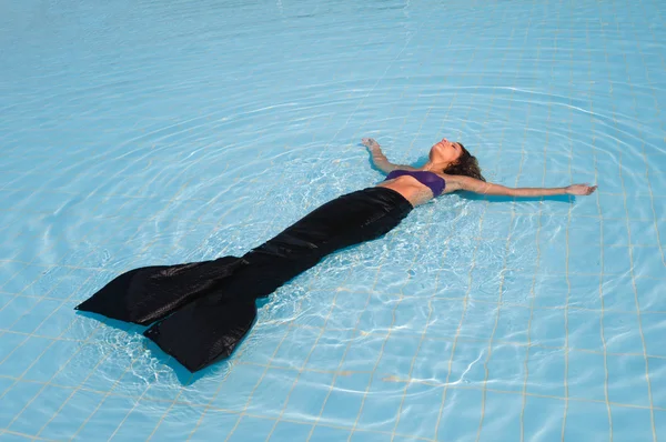 Sirena nera in piscina — Foto Stock