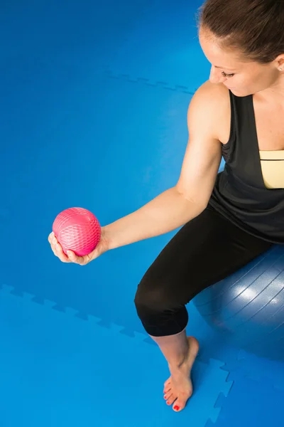 Mujer haciendo ejercicio con pelota de ejercicio — Foto de Stock