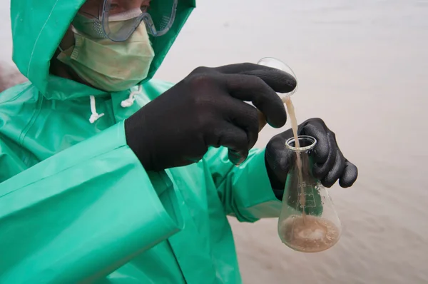 Αρσενικό περιβαλλοντολόγος με δείγμα νερού — Φωτογραφία Αρχείου