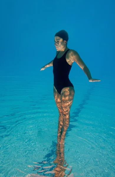 Nadadora femenina sincronizada — Foto de Stock