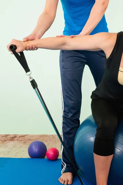 Athlète féminine dans l'entraînement de bande de résistance — Photo