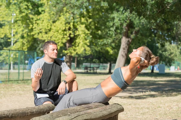 Mujer haciendo Sit Ups — Foto de Stock