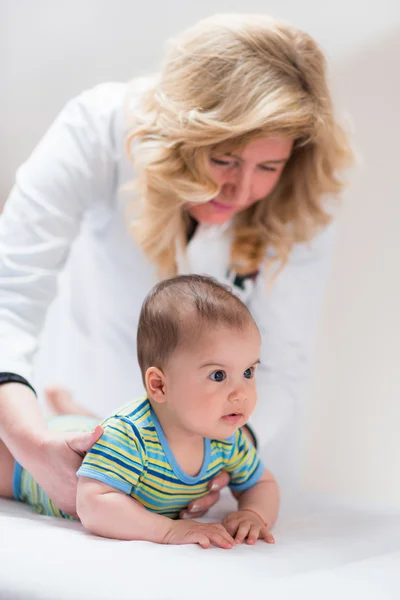 Pediatra examinando bebê bonito — Fotografia de Stock