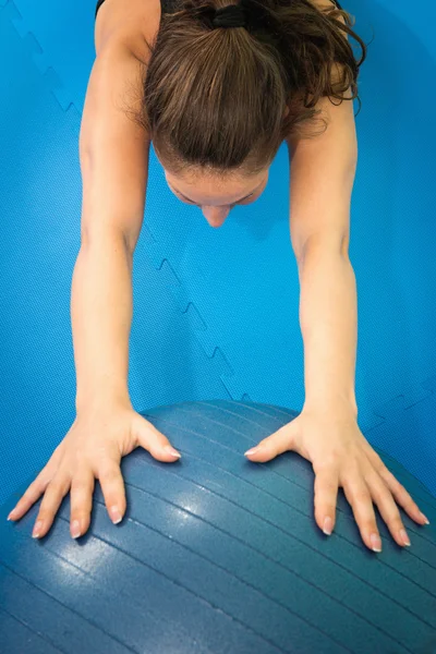 Stretching med fitness boll — Stockfoto