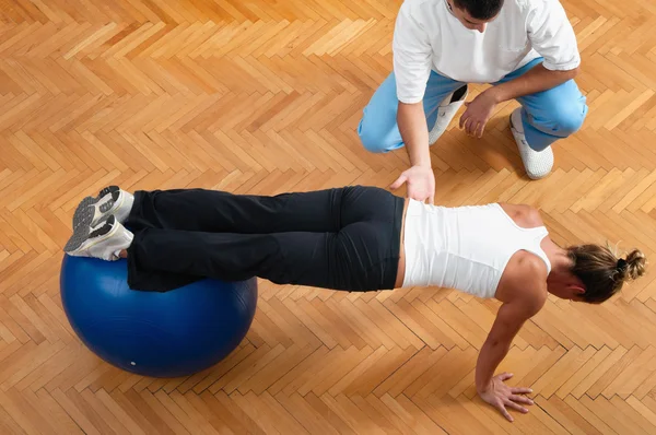 Женская тренировка баланса тела на мяче для упражнений — стоковое фото