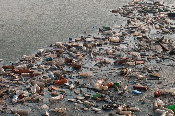 Poluição da água com garrafas — Fotografia de Stock