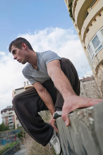 Ελεύθερο στυλ δρομέας κάθεται στον τοίχο — Φωτογραφία Αρχείου