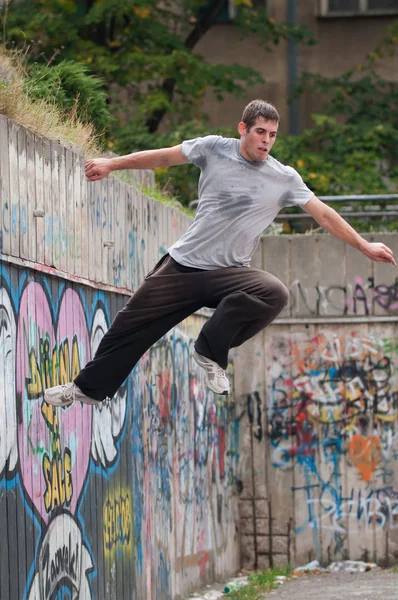 Corredor de Parkour practicando —  Fotos de Stock