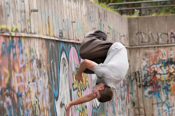 Freestyle runner odbijając się od ścian — Zdjęcie stockowe