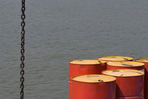 물 위에 기름 배럴 — 스톡 사진