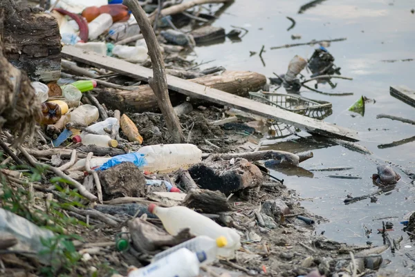 Contaminación del río con botellas de plástico — Foto de Stock