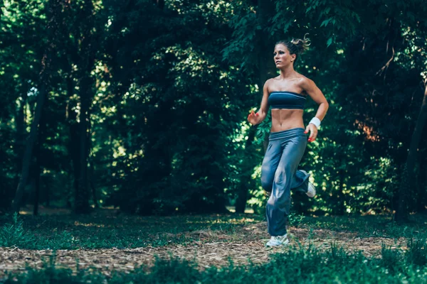 Mladá žena, jogging — Stock fotografie