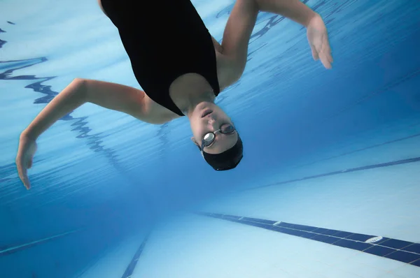 Junge Frau schwimmt — Stockfoto