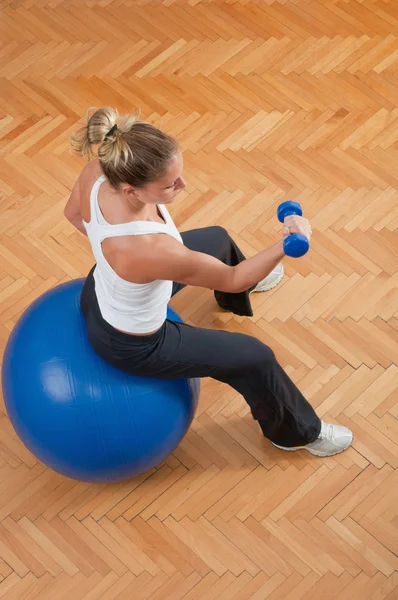 Kvinnan gör fysisk träning — Stockfoto