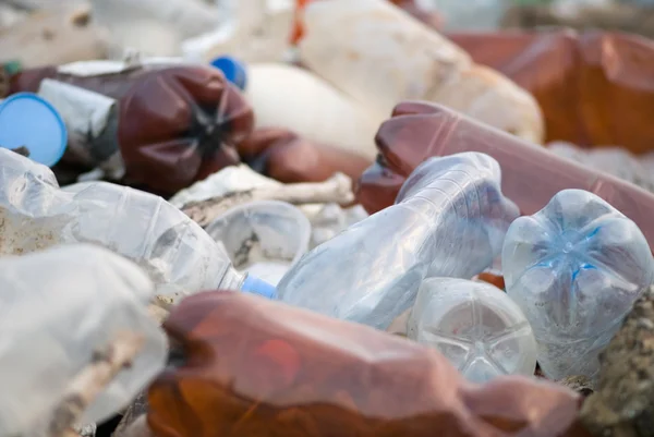 Отброшенные пластиковые бутылки — стоковое фото