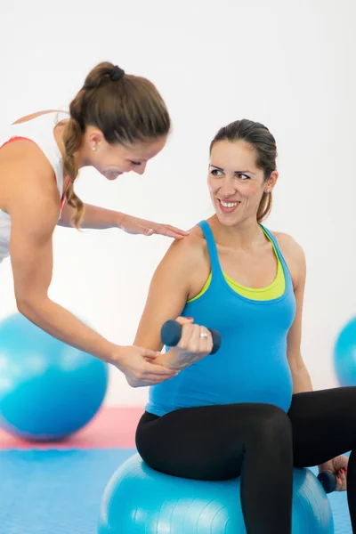 Gravid kvinna utövar — Stockfoto