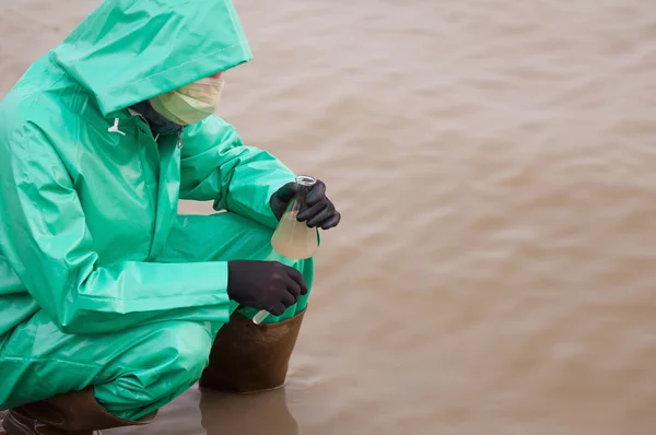 Ambientalista con muestra de agua sucia — Foto de Stock